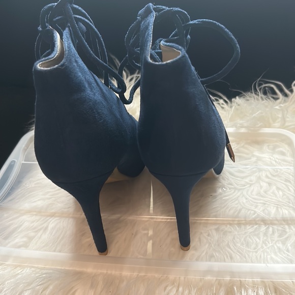 Navy blue three and heels never worn - Picture 3 of 5
